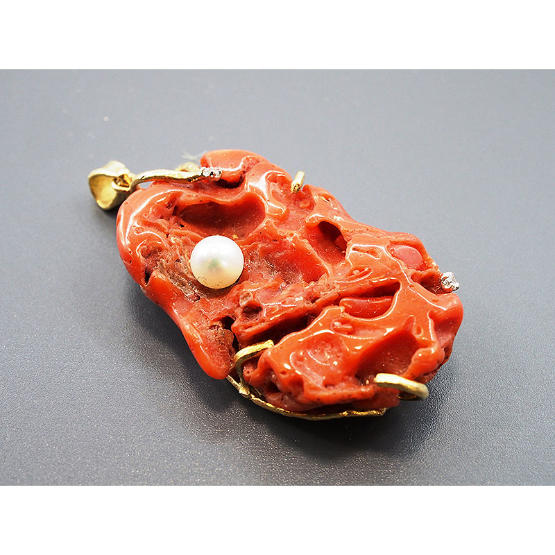 Ciondolo corallo rosso grezzo con perla di acqua dolce e zirconi